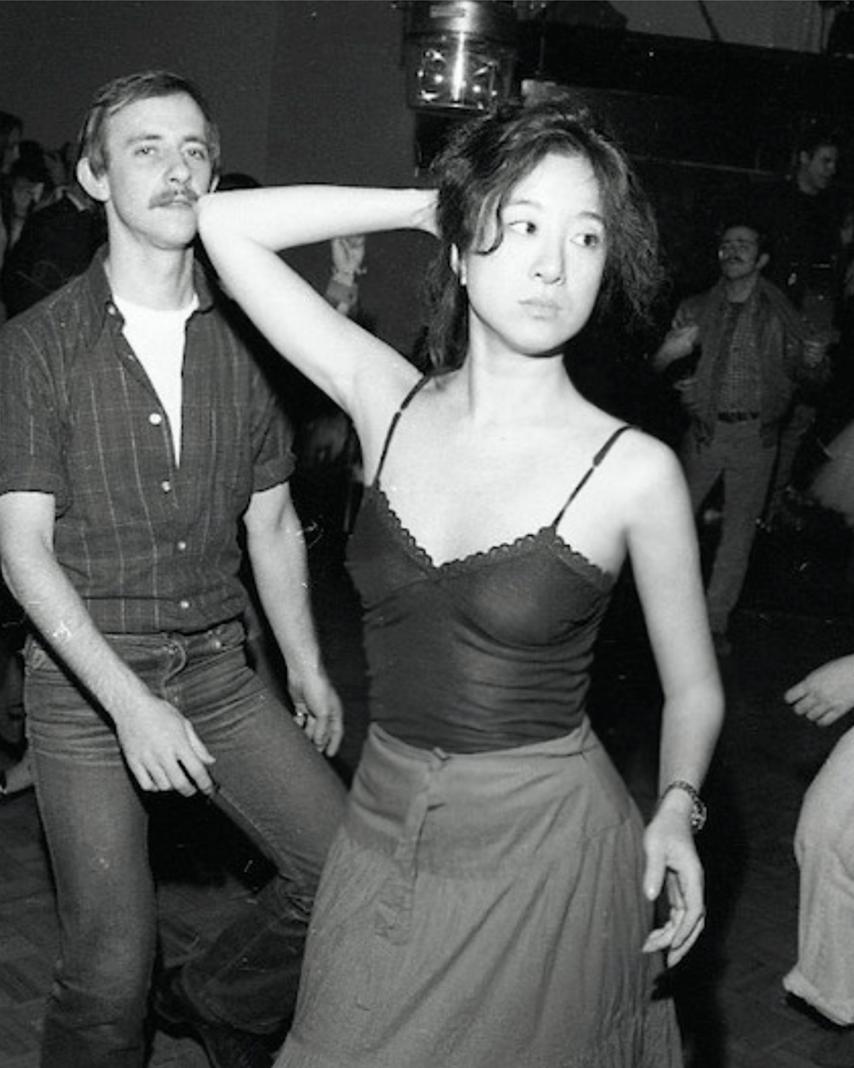 身价40亿，男友小她36岁：72岁“婚纱女王”比邓文迪厉害多了