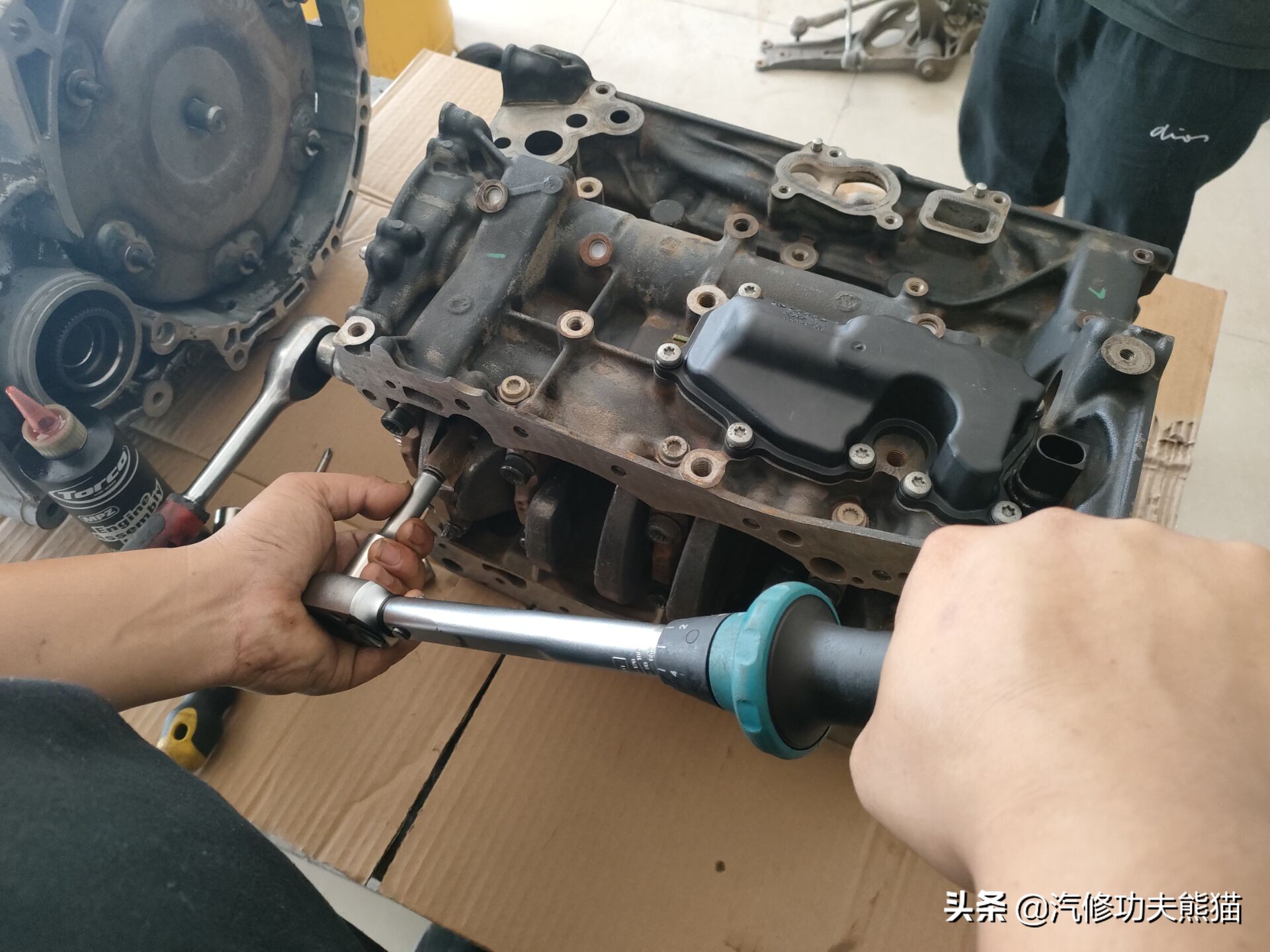 老途观发动机漏油维修,老途观涡轮增压器漏油维修多钱
