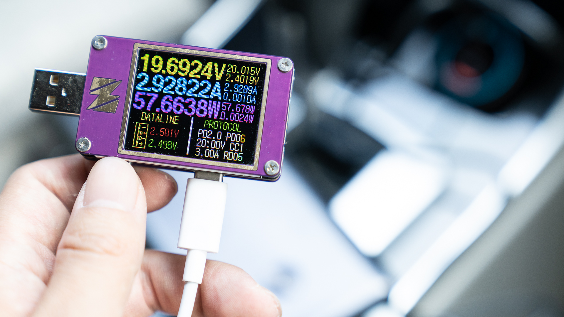 汽车人，出发！车生活补给利器，倍思160WQC5认证车载充电器分享