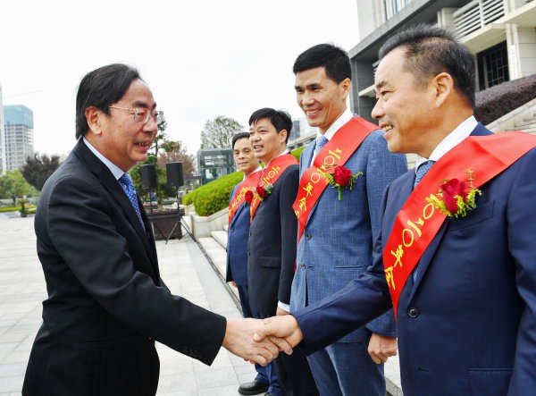 浙江“超牛”董事长：打破30年国外技术垄断，进京接受*党**中央、国务院表彰！