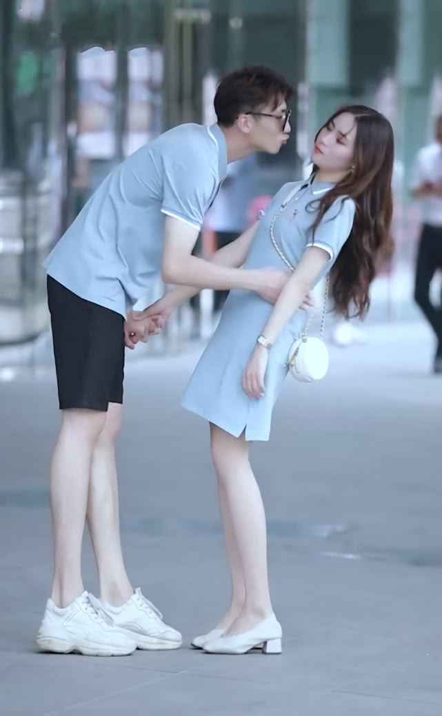 有种身高差叫，“你的上衣我能穿成裙”，想亲我就要下腰45°