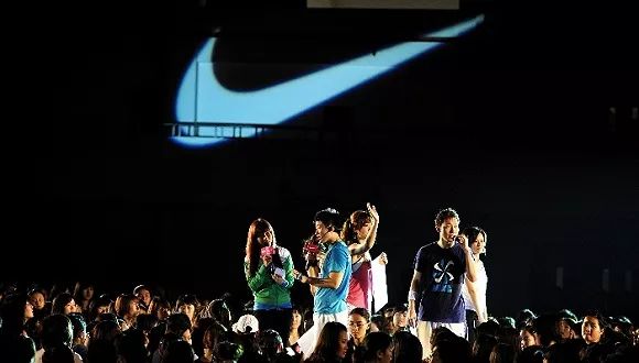 两只女鞋股爆发；福建哥仑步破产；卖鞋的“毒”APP改名