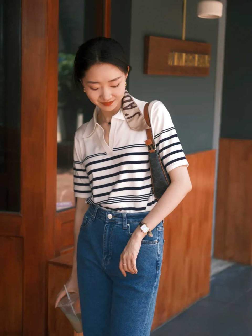 牛仔裤搭配冰丝短袖t恤,普通t恤搭配牛仔裤怎么穿好看