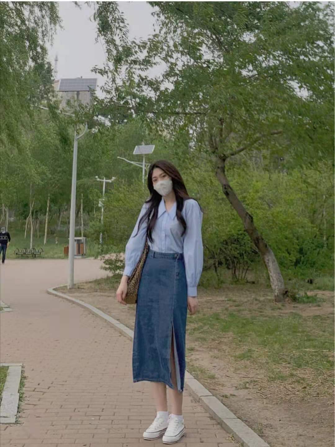 夏天长款半身裙,雾霾蓝长款半身裙子搭配什么上衣