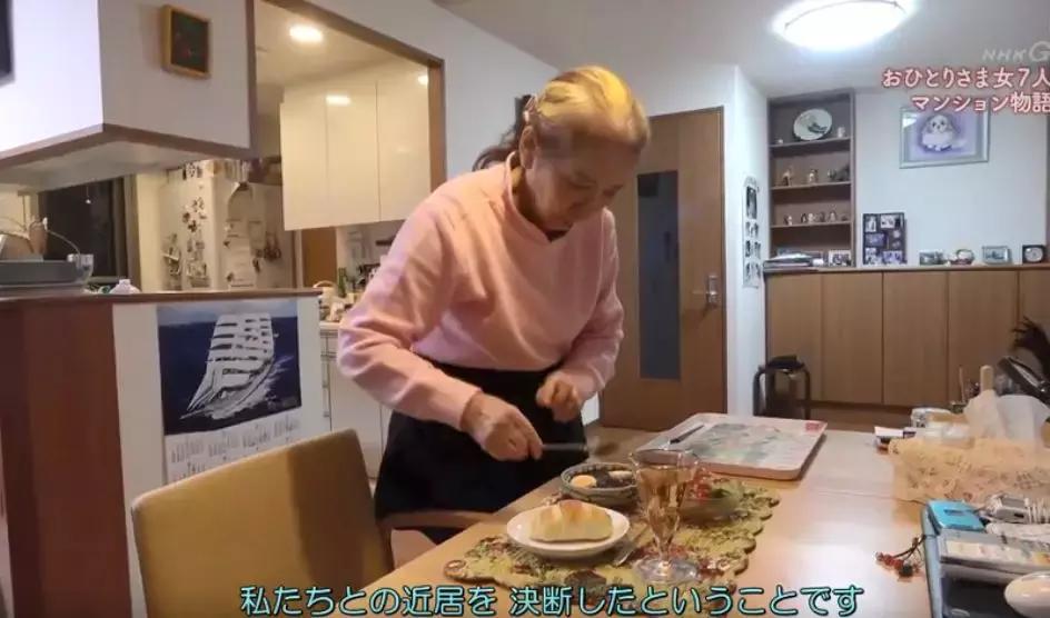 一辈子没结婚，7个单身女人买房同居10年，80岁了还染发.......