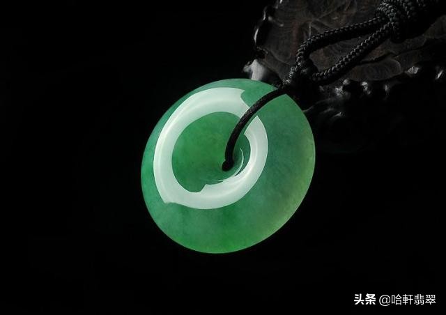 翡翠冰种满绿平安扣价值,值得买的翡翠吊坠