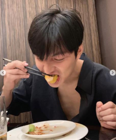 中国美食在韩国受欢迎,李敏镐吃小吃