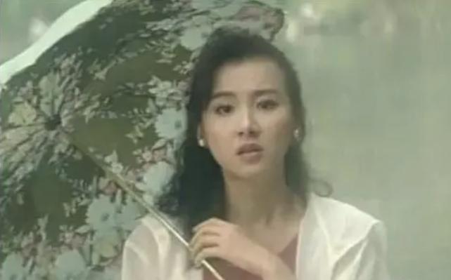 53岁仍未婚、亿万资产无人继承又怎样，单身富婆的快乐你不懂