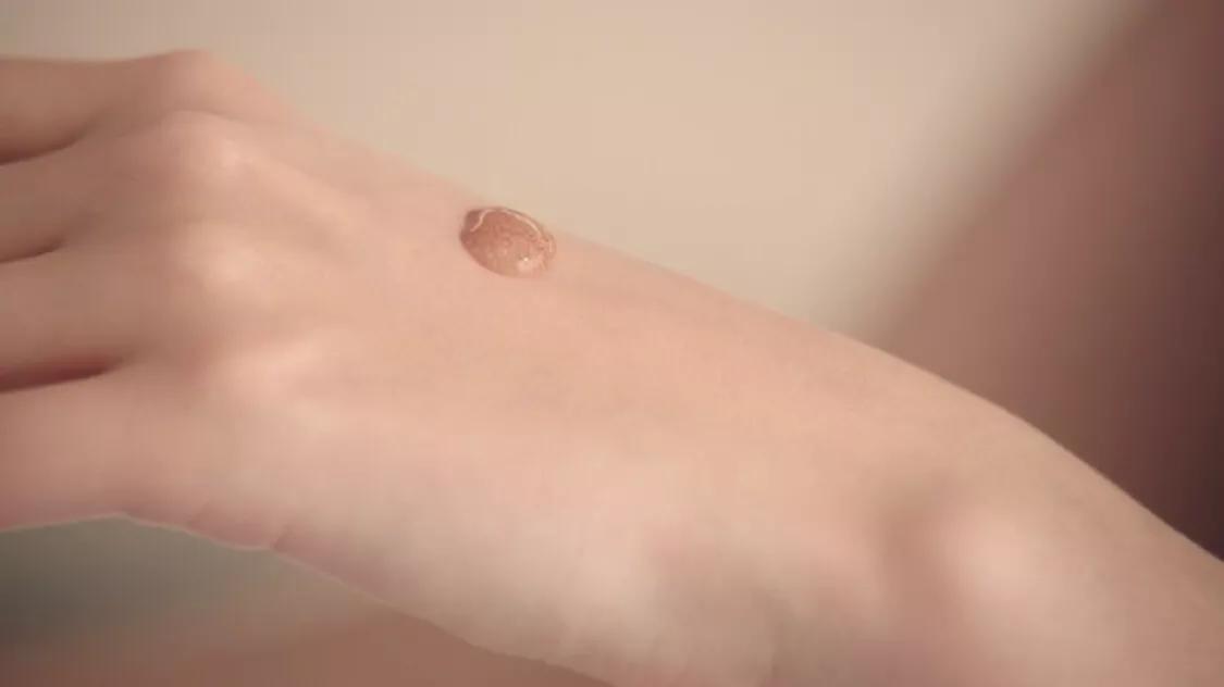 香奈儿极致轻盈美白粉底液,香奈儿自然亮肌粉底液30ml