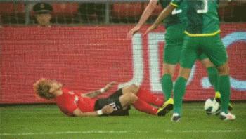 足球的搞笑时刻看完真笑死了,足球搞笑乌龙球gif