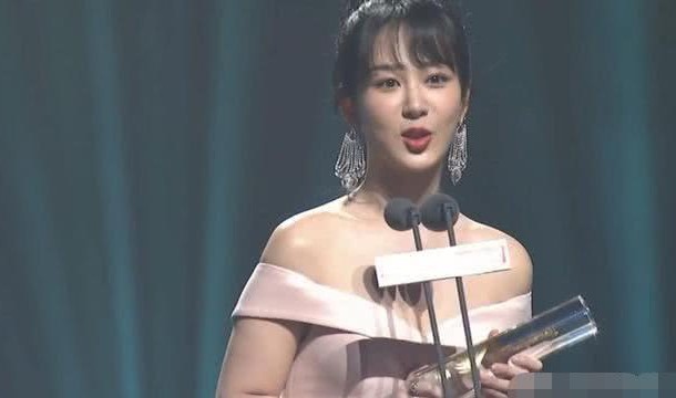 主持人调侃杨紫说重庆话,主持人调侃杨紫李现