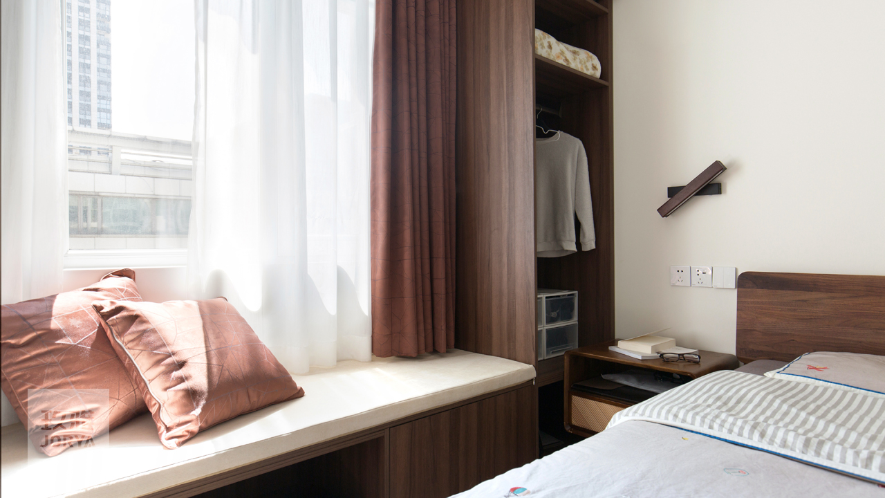 这家的电视柜既能收纳,也是喵星人乐园