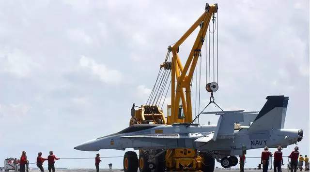 航母上的特种消防车,中国航母配备的飞机是什么型号