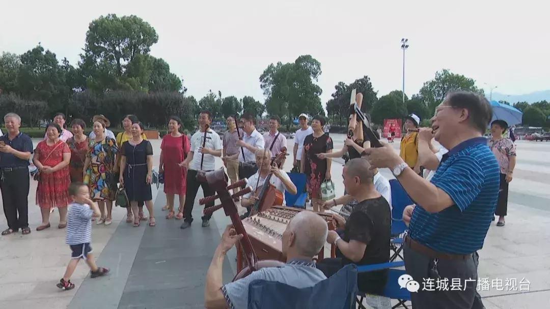 杩炲煄蹇棯鐜板満瑙嗛,杩炲煄琛楀ご蹇棯琛ㄦ紨