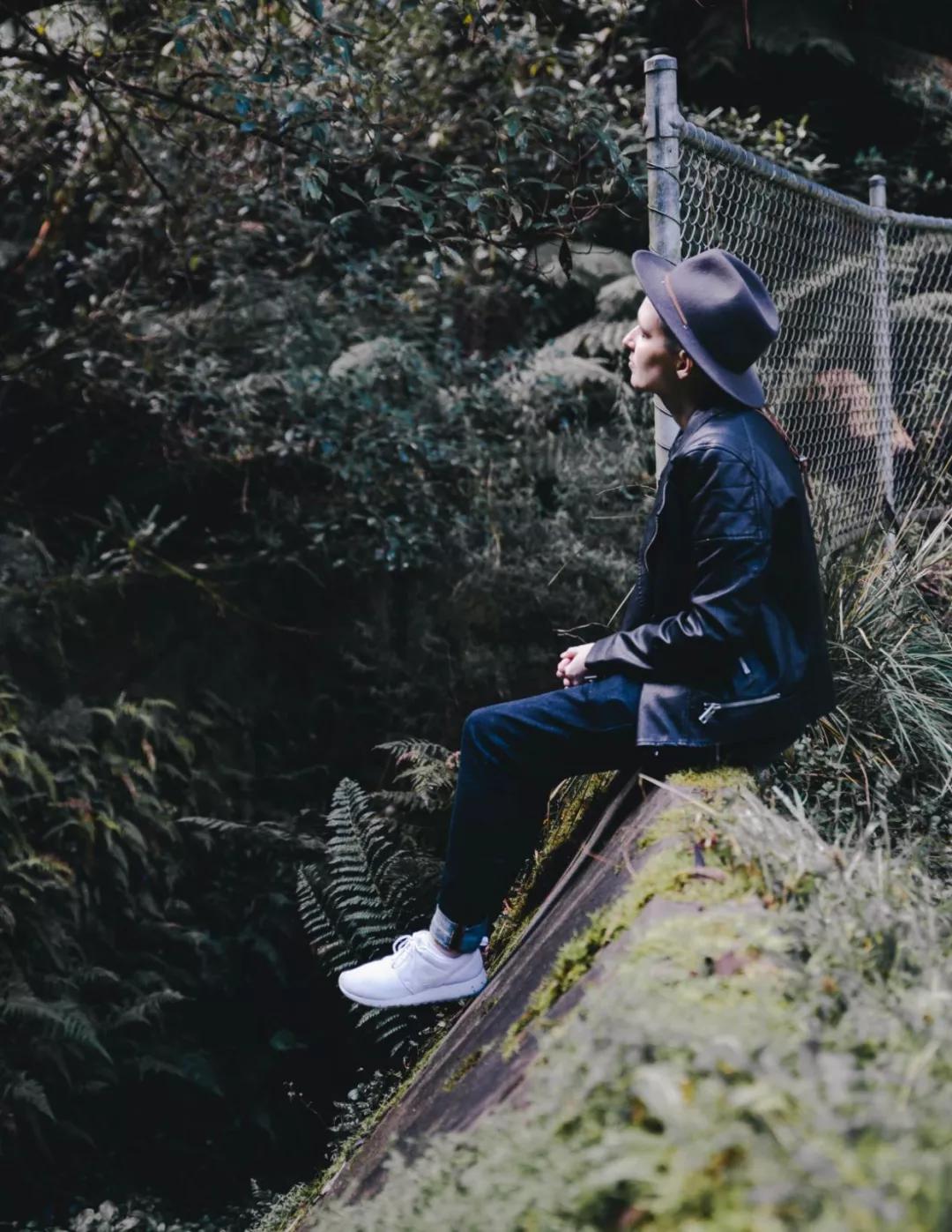 穿牛仔裤的男人的特点,有魅力的男人穿牛仔裤