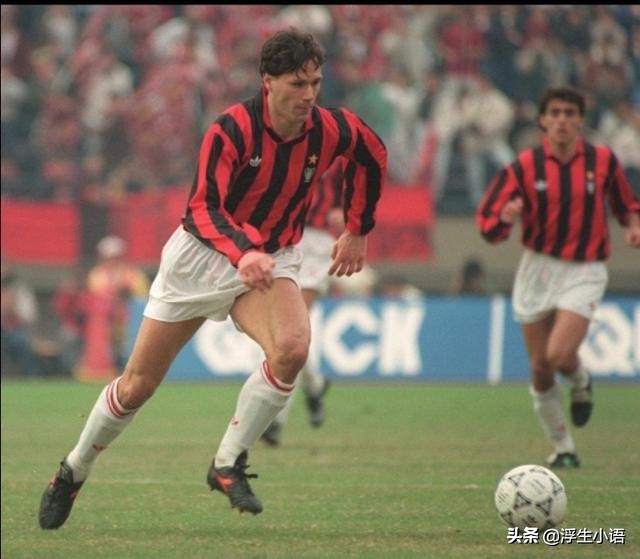 支点中锋踢前腰,足球支点中锋的位置和打法