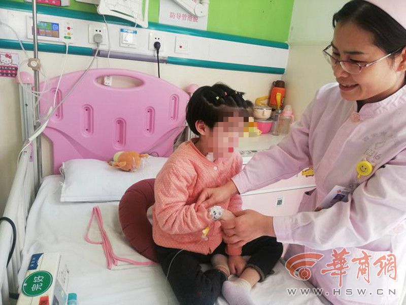 两岁小女孩摔伤,小女孩颈椎受伤