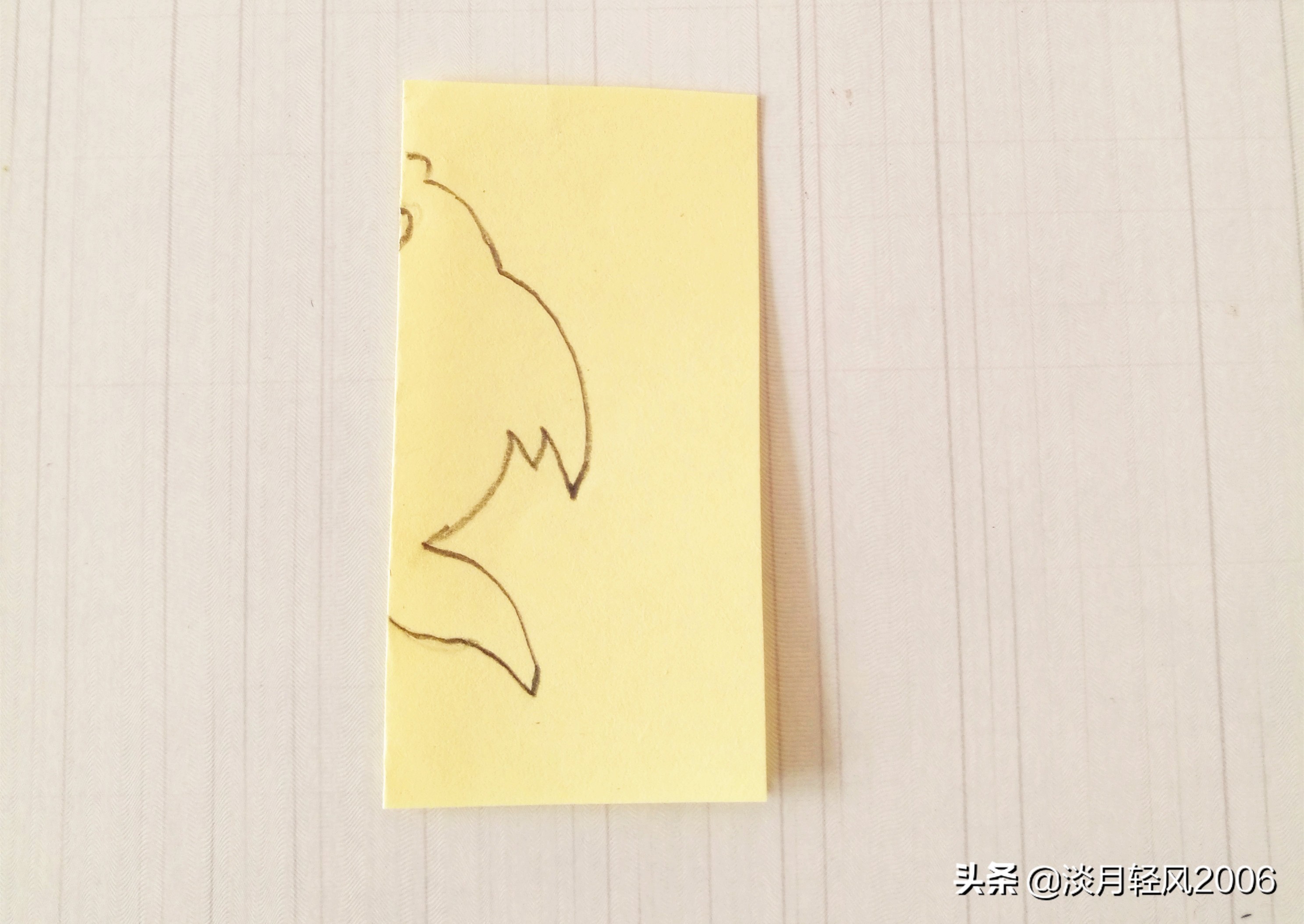 用彩纸制作出一只可爱的小鱼,橡皮泥做的小鱼放彩纸上怎么做