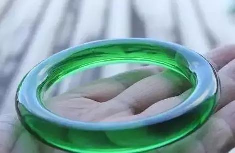 啤酒瓶冒充翡翠手镯全过程曝光,啤酒瓶制作冒充的翡翠手镯