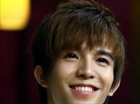 何炅录节目发飙愤然离场,何炅主持晚会失控落泪