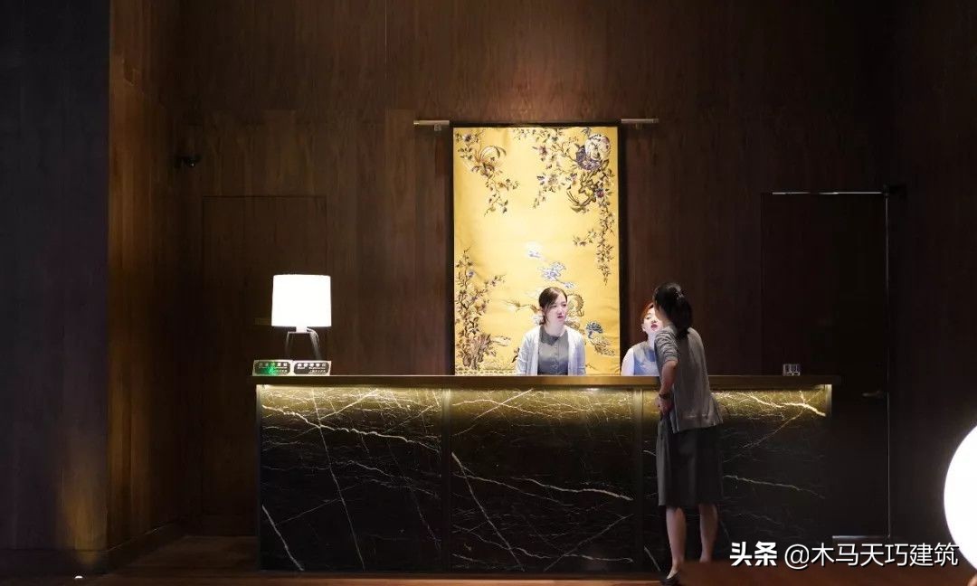 设计一个具有地域文化特色的酒店,10间小型酒店设计