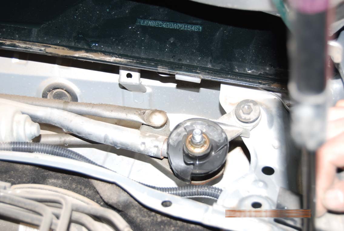 老款锐志后备箱线控开关没弹力,锐志后备箱偶尔自动开启