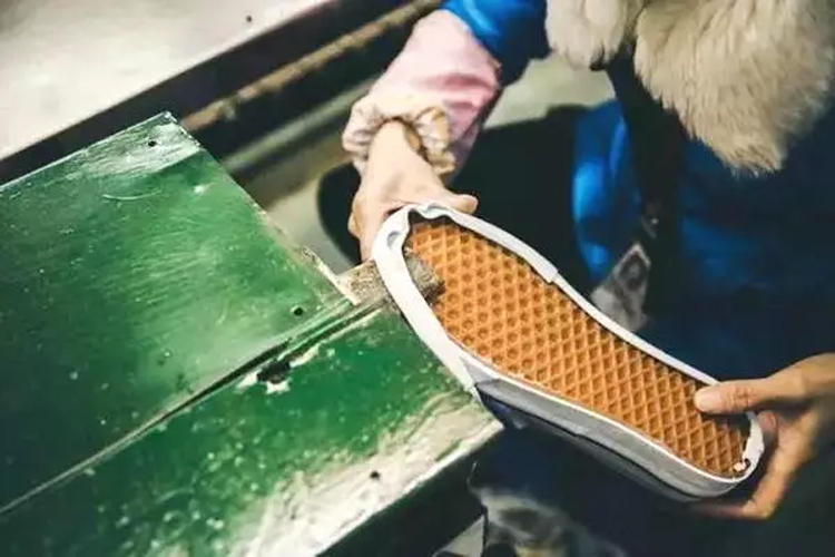 如何鉴定vans真假衣服,怎么能辨别vans鞋真假