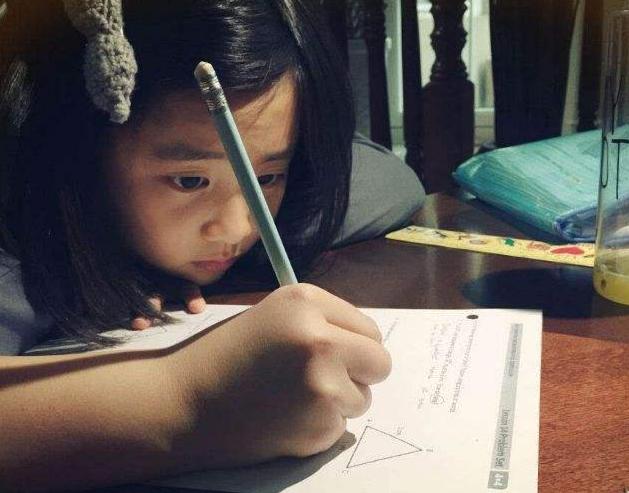 孩子老说腰疼查不出毛病怎么回事,小孩说腰痛妈妈没理会