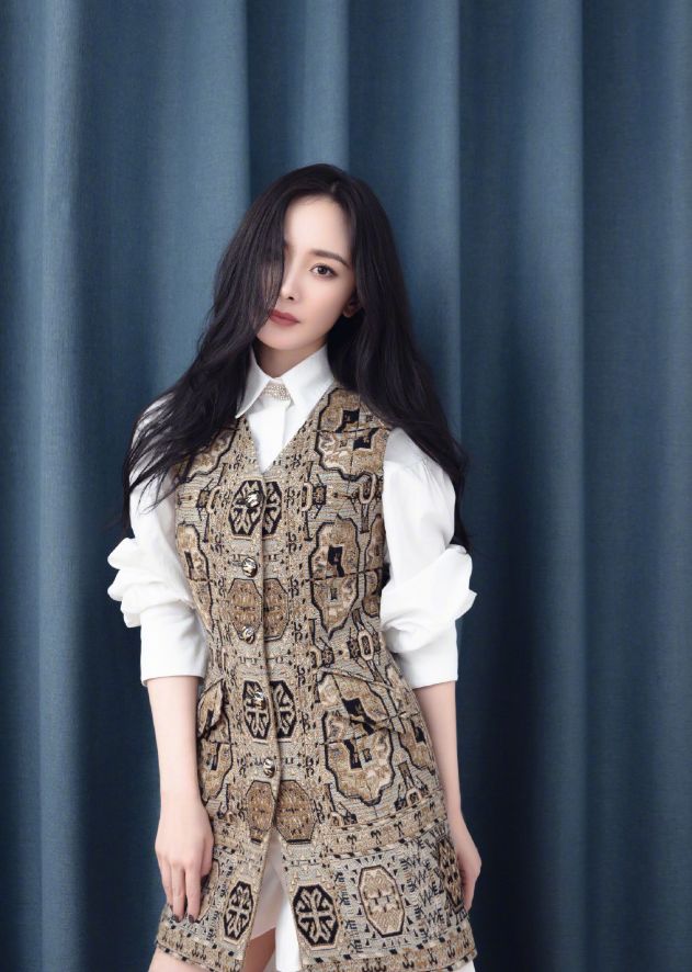 杨幂军装蜂腰,杨幂穿背心腰细腿长