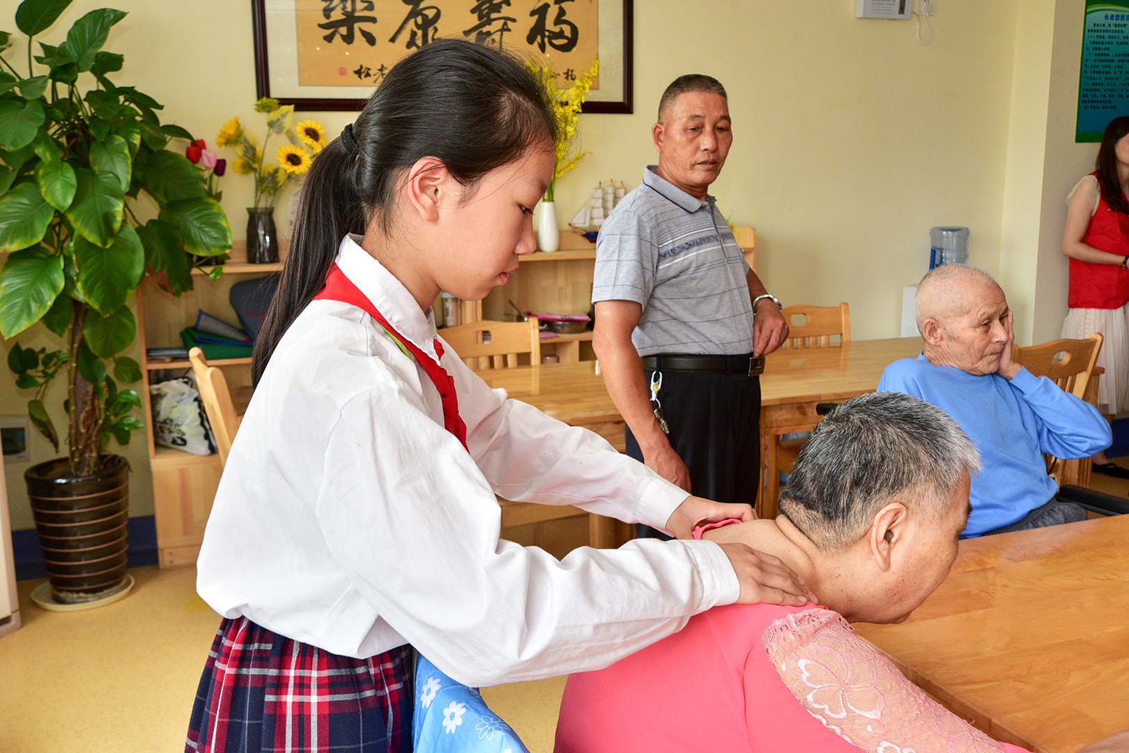 小学敬老孝贤月活动总结,尊老敬老教育活动报道