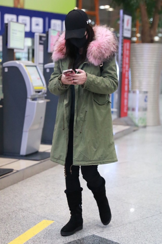 柳岩造型低调保暖走机场,柳岩中长发造型