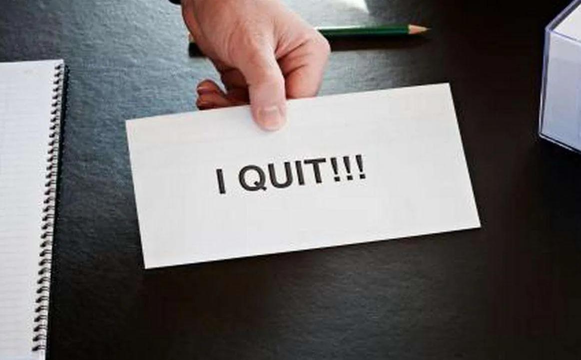 离职期间生病办理离职扣工资吗,离职期间生病是否可以终止离职