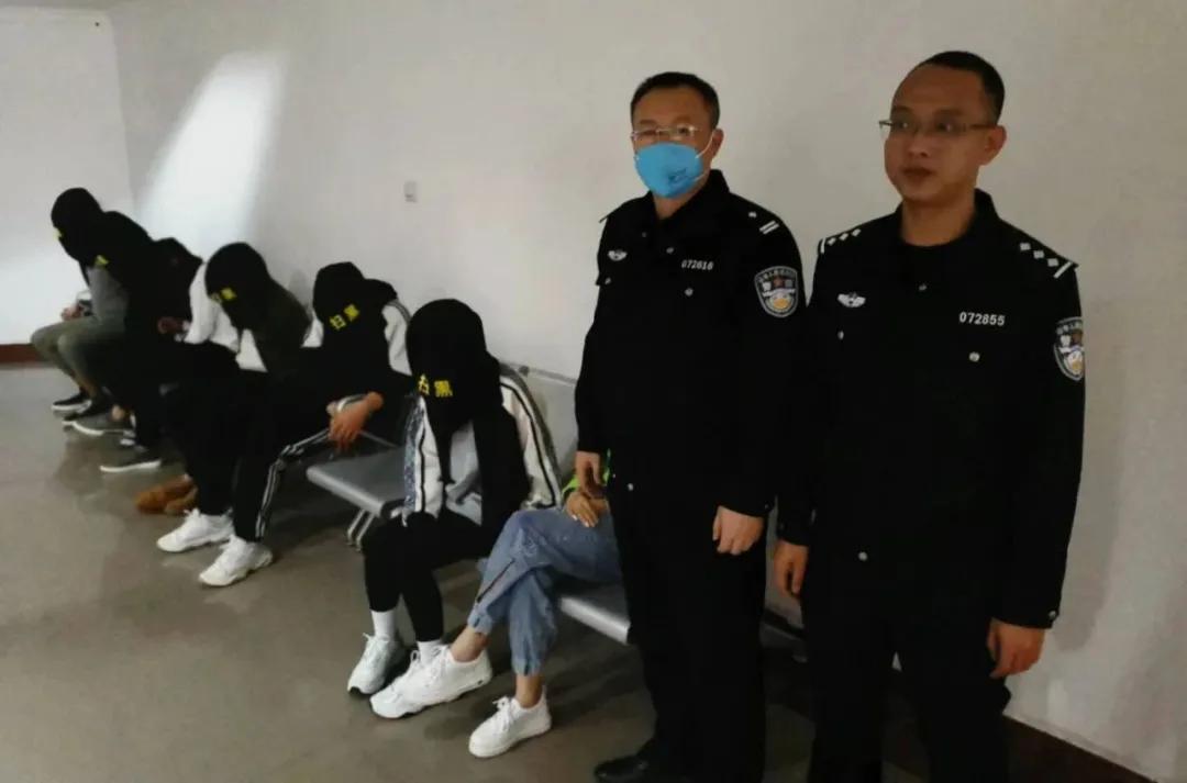 男子涉嫌裸聊在车站被抓,赣州突袭裸聊窝点现场带走多人