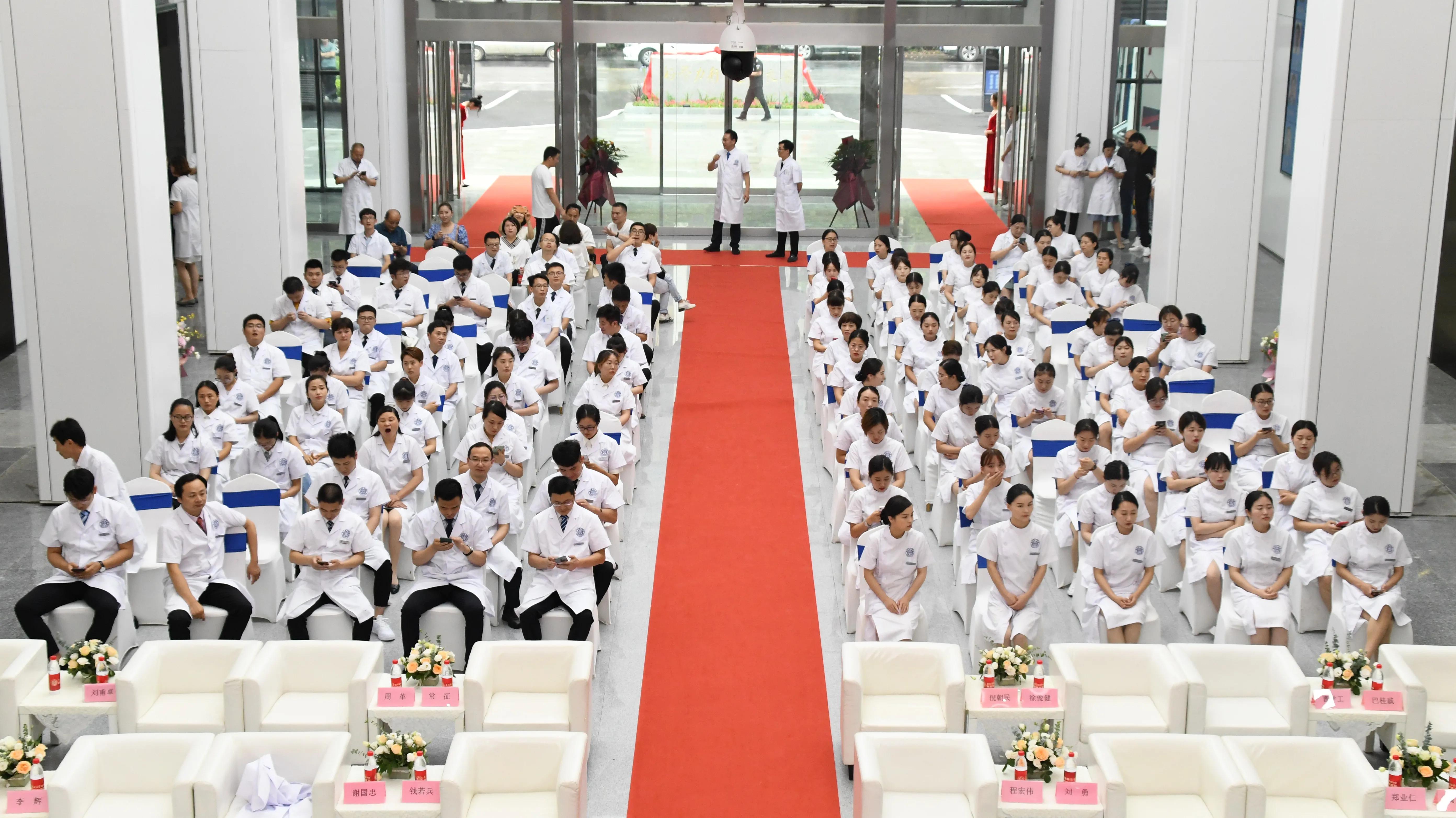 白衣战士医者仁心,中医医院白衣战士图片