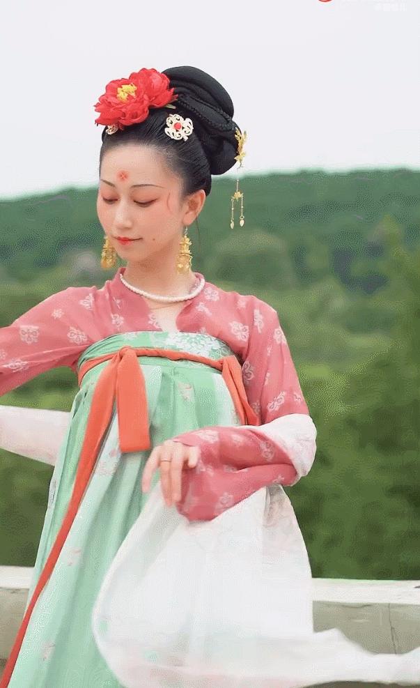 用246天拍摄中国56个民族服装,女孩耗时247天拍56个民族的服饰