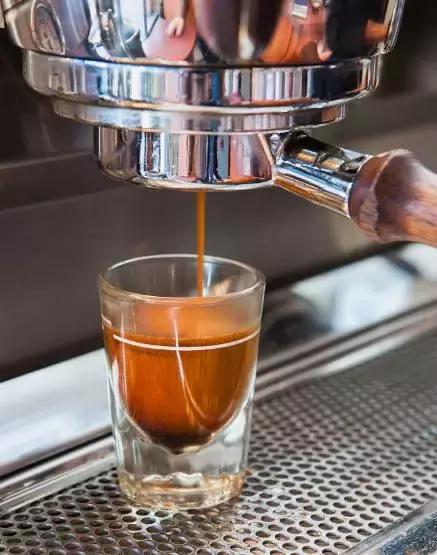 爱喝咖啡的你们都有什么特征,爱喝咖啡的你真的了解咖啡吗