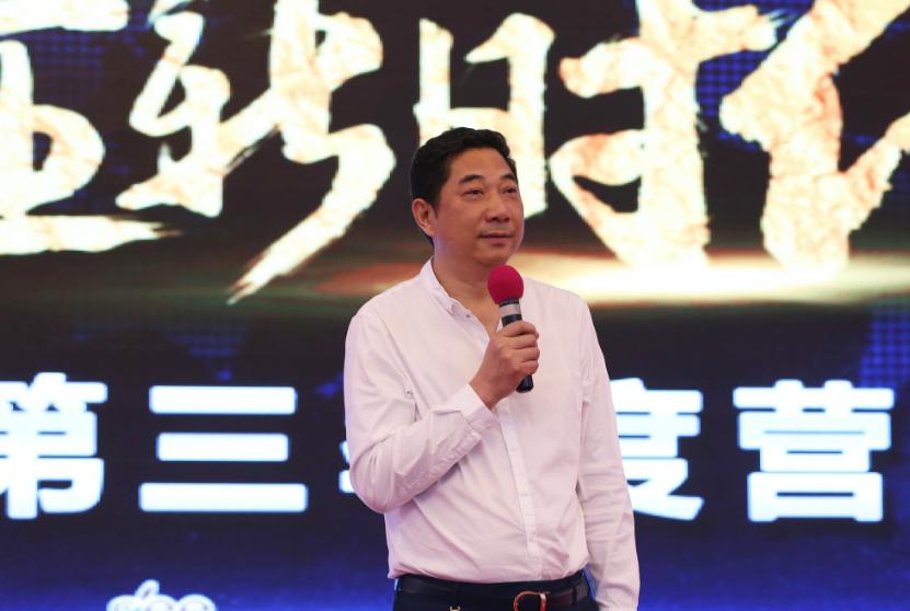 辞去百万年薪回乡教书,辞去稳定工作做化妆师