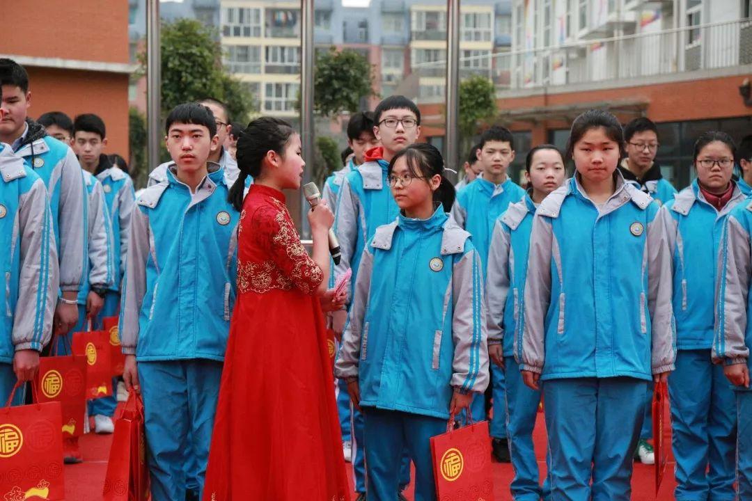 看,滨河校园花开了!听,滨河新学期的铃声拉响了