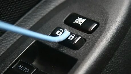 什么办法不让车钥匙忘车里面,车钥匙忘记带打开车门小技巧