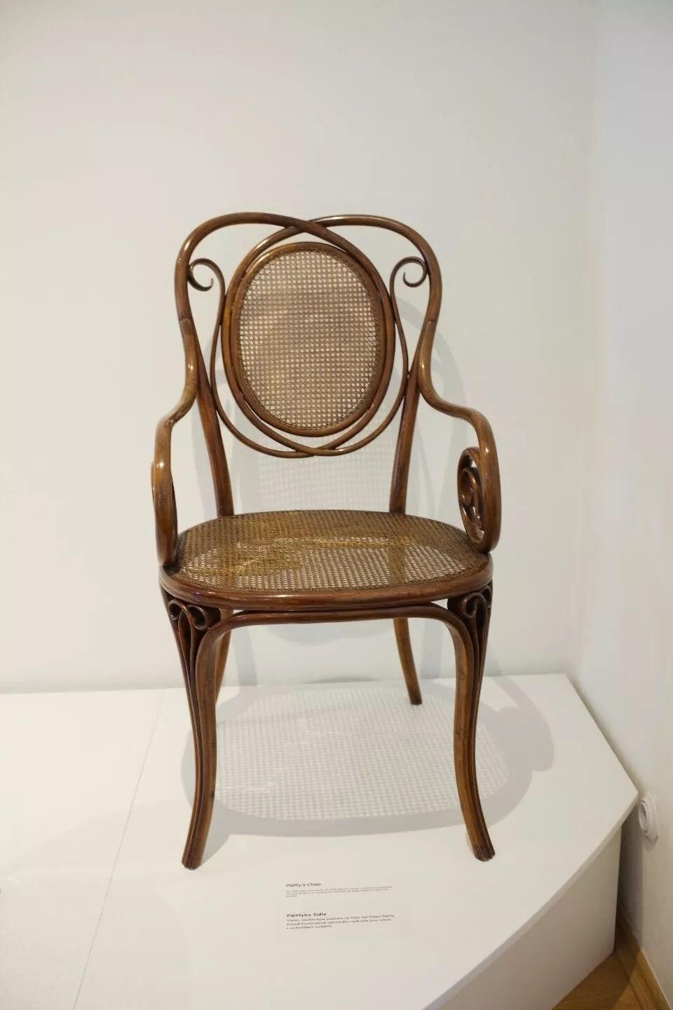 探访TON工厂看经典椅子背后的故事|疯狂24h我们去捷克干了啥?