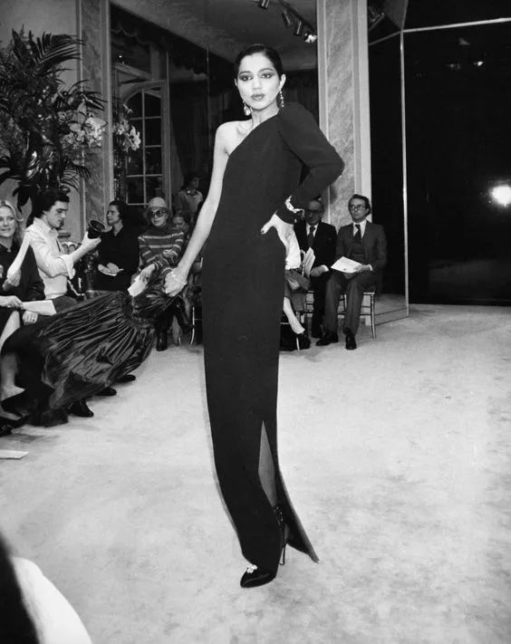 那个卖口红的YSL，教会女孩不色情的穿黑*袜丝**