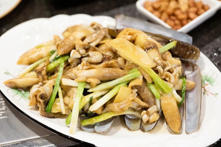 这家噗噗噗的粥底火锅店，稳就一个字