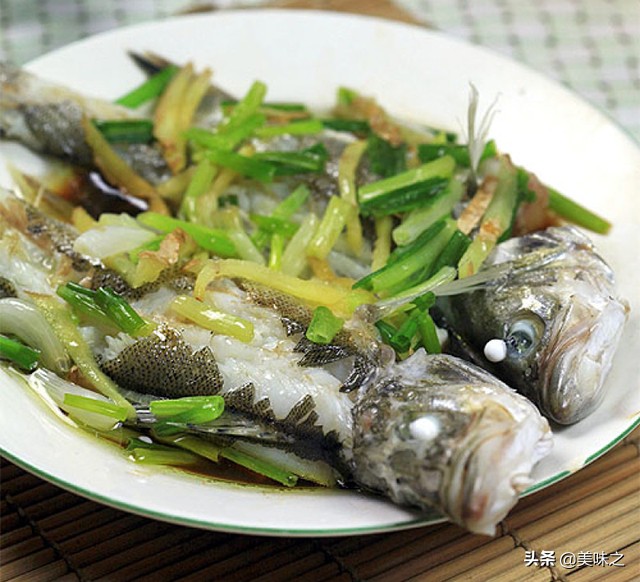 鲈鱼最好吃的做法清蒸鲈鱼,清蒸鲈鱼的做法简单易学味道鲜美