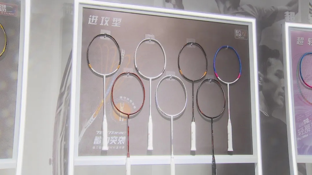羽毛球实体店开业视频,福建县级市羽毛球运动馆新店开业