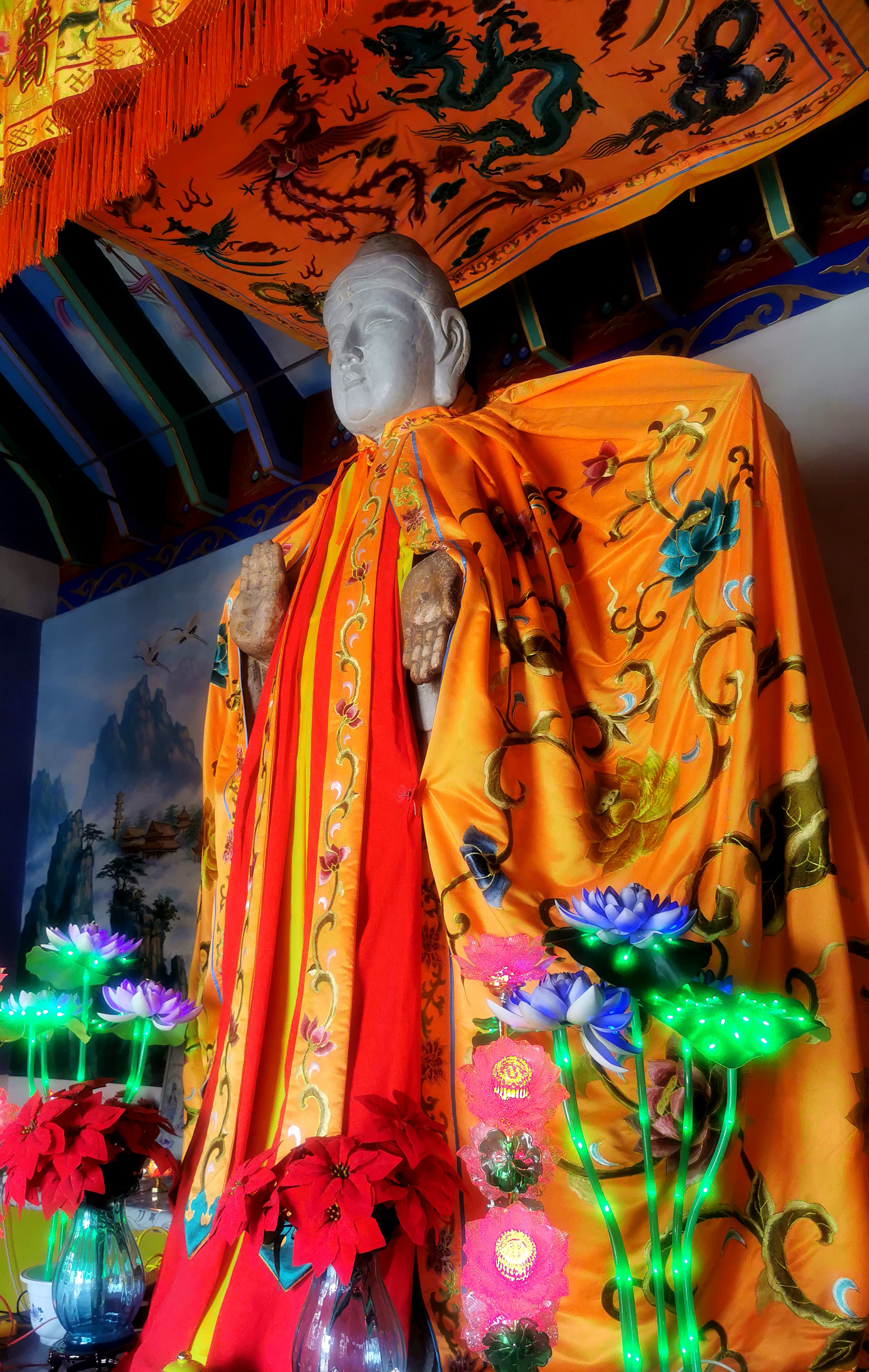 这里藏有一尊历经劫难的玉佛，1400年庇佑村民，村庄因佛得名