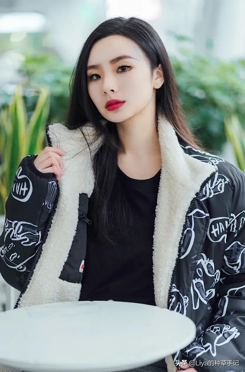 男生黑色棉服搭配什么色的裤子,男士黑色棒球棉服怎么搭配