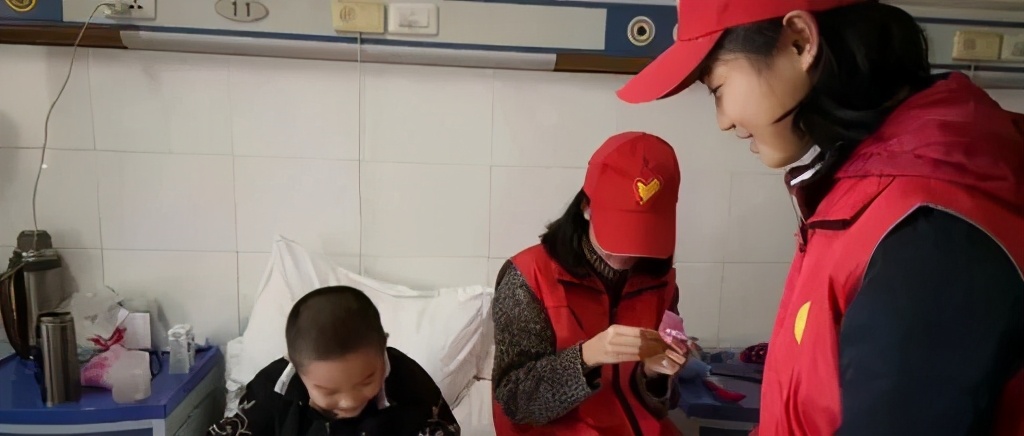 美哭了！小学校长为学生种了一片花海