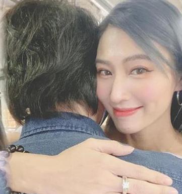 恭喜！39岁香港女星“波波姐”宣布怀孕4个月，上月才急嫁老公