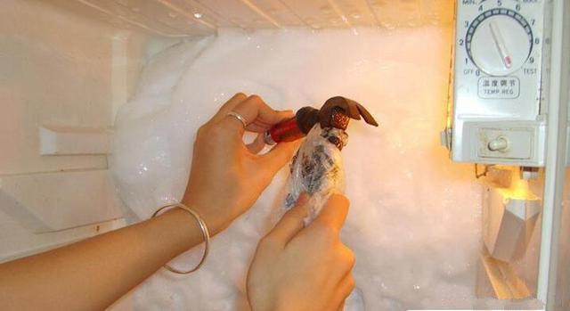 冰箱里的冰很厚教你一招,冰箱老是结厚厚的冰怎么清理