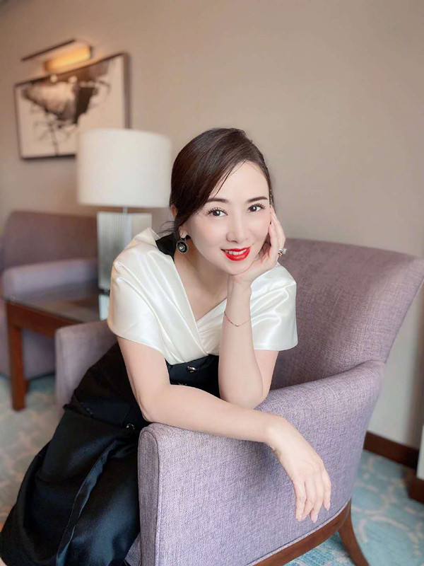 52岁翁虹迷人照片,52岁翁虹身穿连衣裙好优雅